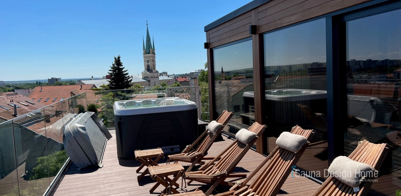Prémiová panorama terasa se saunovým domem