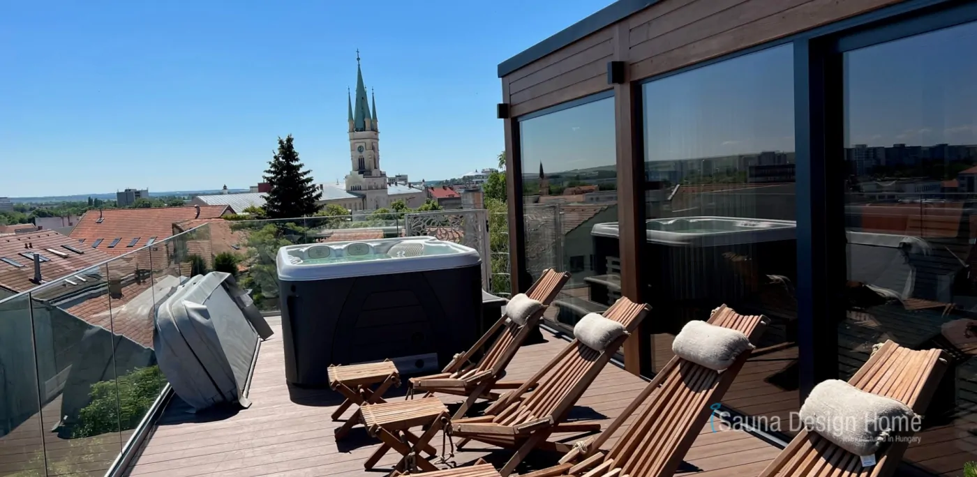 Prémiová panorama terasa se saunovým domem