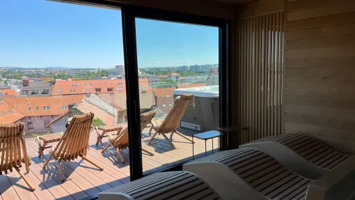 Prémiová panorama terasa so saunovým domom Prémiová panorama terasa so saunovým domom